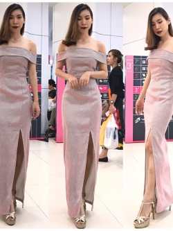 พร้อมเช่า ชุดเดรส ไหล่ปาด ผ่าหน้าขา ผ้า Glitter สีชมพู Nude
