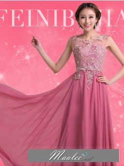 พร้อมเช่า ชดราตรียาว สี ชมพูกลีบบัว คอปาด แต่งลูกไม้หรูเซาะดอก ปักลูกปัด