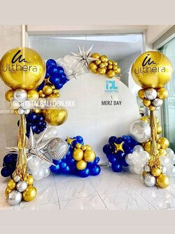 Organic Backdrop ฉากกลม ขนาด 2x2 เมตร Theme น้ำเงิน-ทองโครเมี่ยม พร้อม ประดับฟอยล์ พร้อม เสาลูกโป่ง เปิดงาน Bubble 36" 2 เสา พร้อมตกแต่ง สามารถเปลี่ยนสีลูกโป่ง/เปลี่ยนข้อความ/เปลี่ยนฟอยล์ตกแต่งได้