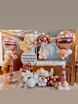 เสาลูกโป่ง เปิดร้าน ลูกโป่งยาง ขนาด 36" สีโรสโกลโครเมี่ยม 2 เสา พร้อม Stand ลูกโป่งเปิดร้าน 1 ชิ้น,ป้ายกลม ขนาด 60 ซม. 1 ชิ้น,ใบไม้ประดับ พร้อมตกแต่ง สามารถเปลี่ยนสีลูกโป่ง/เปลี่ยนข้อความได้