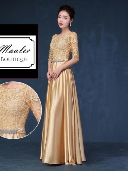 พร้อมเช่า ชุดราตรียาว แขนสามส่วน สีทอง อกแต่งลูกไม้ กรโปรงเนื้อผ้ามัน คาดเอวคริสตัล เพิ่มเข็มกลัดโบว์ช่วงหลัง