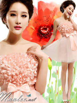 พร้อมเช่า ชุดราตรีสั้น เกาะอก สีโอโรส แต่งดอกฟูช่วงอก ตรงเอวแต่งโบว์ กระโปรงผ้าแก้ว