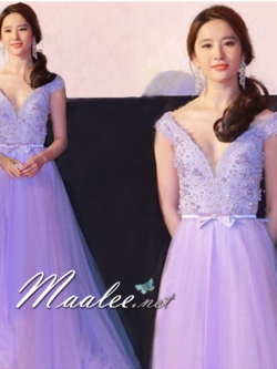 พร้อมเช่า ชุดราตรียาว แบบไหล่ปาด ช่วงอกแต่งเลื่อมปักมุกสวยหรู + โบว์ช่วงเอว กระโปรงตาข่ายนิ่ม สีม่วง (เชือกผูกหลัง)