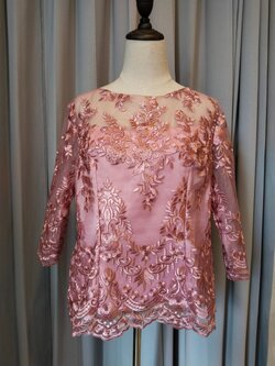 พร้อมเช่า เสื้อลูกไม้สีชมพูกลีบบัว แขนสี่ส่วน ซิปหลัง (เฉพาะเสื้อ)