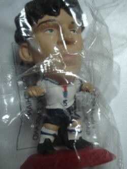 ตุ๊กตาโมเดลนักฟุตบอล อ.ฮาร์กรีฟส์ ทีมชาติอังกฤษ โครินเธียน ไมโครสตาร์ - Series 9/2004 Red Base - MC2297 ใหม่ / O.HARGREAVES ENGLAND National Football Team Corinthian MicroStars Football Figure - Series 9/2004 Red Base - MC2297 NEW