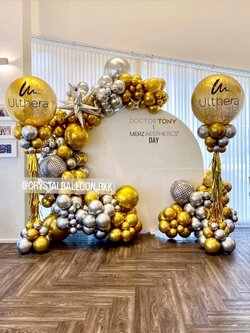 Organic Backdrop ฉากกลม ขนาด 2x2 เมตร Theme ทองโครเมี่ยม-เงินโครเมี่ยม พร้อม ประดับฟอยล์ตกแต่ง พร้อม เสาลูกโป่ง Bubble ขนาด 36" กลิตเตอร์ทอง 2 เสา เสา พร้อมตกแต่ง สามารถเปลี่ยนสีลูกโป่ง/เปลี่ยนข้อความ/เปลี่ยนสี-ฟอยล์ตกแต่งได้