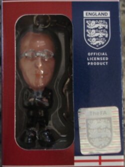 พวงกุญแจ ตุ๊กตาโมเดลนักฟุตบอล ส.อีริคส์สัน ทีมชาติอังกฤษ โครินเธียน ไมโครสตาร์ - 2004 ใหม่ / S.ERIKSSON ENGLAND National Football Team Corinthian MicroStars Football Figure Key Ring - 2004 NEW