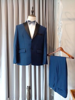 พร้อมเช่า ชุดสูทชาย สีน้ำเงิน แต่งปกสีดำ 2 กระดุม เนื้อผ้าเนี้ยบ