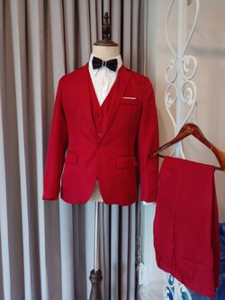 พร้อมเช่า ชุดสูทชาย (สูทแฟชั่น) เนื้อผ้าใส่สบาย สีแดง (มีเสื้อกั๊ก)