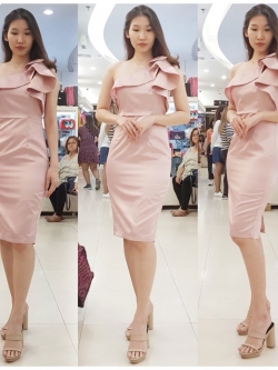 พร้อมเช่า ชุดเดรสสั้น ไหล่เดียว แต่งระบาย โบว์ที่ไหล่ ผ้า silk polyester สีชมพู