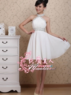 พร้อมเช่า ชุดราตรีสั้น คล้องคอ เว้าไหล่ สีขาว ปักเลื่อมละเอียดช่วงอก คอและเอว