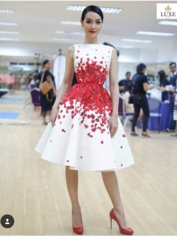 พร้อมเช่า Set ชุดออกงาน ทรงวินเทจ พิมพ์ลายกลีบกุหลาบ เข้ากันทั้งเสื้อและกระโปรง