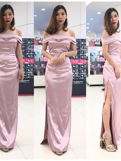 พร้อมเช่า ชุดเดรส ไหล่ปาดเว้าหัวใจ ผ่าข้าง ผ้าดัชเชส สีชมพู