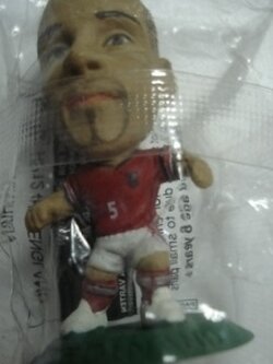 ตุ๊กตาโมเดลนักฟุตบอล ร.เฟอร์ดินานด์ ทีมชาติอังกฤษ โครินเธียน ไมโครสตาร์ - Series 9/2004 Green Base - MC2400 ใหม่ / R.FERDINAND ENGLAND National Football Team Corinthian MicroStars Football Figure - Series 9/2004 Green Base - MC2400 NEW