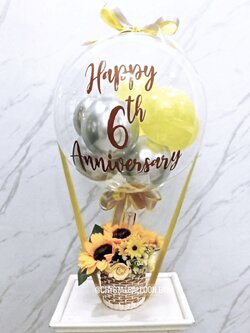 Flower Balloon Anniversary Bubble ขนาด 18" พร้อม กล่องดอกไม้ประดิษฐ์ 1 กล่อง,ลูกโป่ง 6" 8 ลูก , ตะกร้าไม้ พร้อมตกแต่ง สามารถเปลี่ยนสีลูกโป่ง/เปลี่ยนข้อความ/เปลี่ยนขนาด/เปลี่ยนดอกไม้ได้