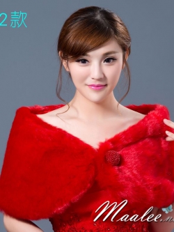 ผ้าคลุม ขนสัตว์ พร้อมเข็มกลัดหรู สีแดง