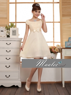 พร้อมเช่า ชุดราตรีสั้น แบบเรียบร้อย แขนสั้น จับเดรปหน้าอก ปักมุก แต่งโบว์ที่เอว สีครีม