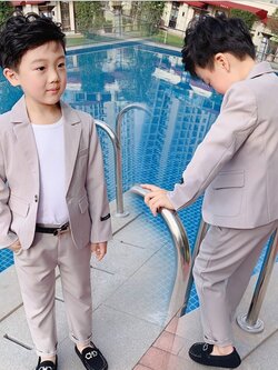 พร้อมเช่า ชุดสูทเด็กชาย สีเทาสว่าง งานน่ารักมาก ** พร้อมเช่าไซส์ 90 , 100 , 120 **