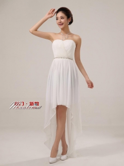 พร้อมเช่า ชุดราตรีสั้น เกาะอก หน้าสั้นหลังยาว สีขาว อัดพลีตหน้าอก คาดเอวคริสตัล