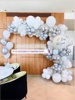 Organic Backdrop วันเกิด Theme สีเงิน-ขาว พร้อมตกแต่ง ช่อลูกโป่ง ราคาโทรสอบถาม