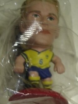 ตุ๊กตาโมเดลนักฟุตบอล ย.มาลล์บี้ ทีมชาติสวีเดน โครินเธียน ไมโครสตาร์ - Series 8/2004 Red Base - MC2002 ใหม่ / J.MJALLBY SWEDEN National Football Team Corinthian MicroStars Football Figure - Series 8/2004 Red Base - MC2002 NEW