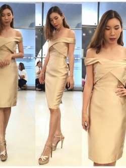 พร้อมเช่า ราตรีสั้น ชุดเดรสเข้ารูป ไขว้หน้า ไหล่ปาดแบบตัว V สีทอง