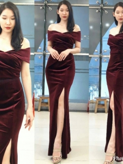 พร้อมเช่า ชุดเดรสยาว ราตรียาว เดรสไปล่ปาด ผ้ากำมะหยี่ แหวกหน้าขา สีไวน์แดง