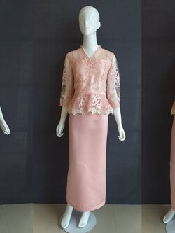 พร้อมเช่า ชุดไทยคุณแม่ เสื้อลูกไม้ ผ้าซิ่น แยกชิ้น เรียบหรู สีโอรส