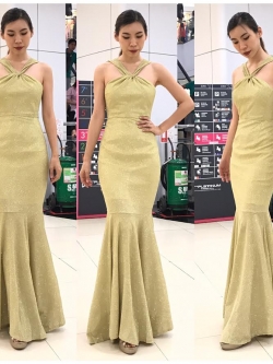 พร้อมเช่า ชุดเดรส คล้องคอ ทรงหางปลา ผ้า glitter ระยิบระยับ สีทอง