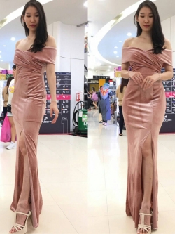 พร้อมเช่า ชุดเดรสยาว ราตรียาว เดรสไปล่ปาด ผ้ากำมะหยี่ แหวกหน้าขา สีชมพู Nude