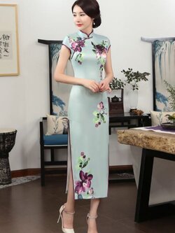 Pre-order กี่เพ้า สีฟ้า ลายดอกไม้ ผ้าซาติน กุ๊นขอบ ตัดเย็บอย่างดี