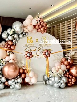 Organic Backdrop ฉากกลม ขนาด 2x2 เมตร Theme เงิน-โรสโกลด์โครเมี่ยม พร้อม เสาลูกโป่ง เปิดงาน ลูกโป่งยาง 36" 2 เสา พร้อม ริบบิ้นตัดเปิดงาน 1 ท่าน พร้อมตกแต่ง สามารถเปลี่ยนสีลูกโป่ง/เปลี่ยนข้อความ/เปลี่ยนฟอยล์ตกแต่งได้