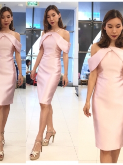 พร้อมเช่า ราตรีสั้น ชุดเดรสเดรสเนื้อไหม ทรงเข้ารูป สายเดี่ยวปาดไหล่ สีชมพู