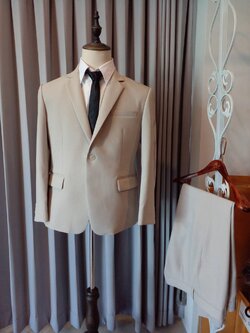 พร้อมเช่า ชุดสูทชาย สีเบจ คลาสสิก รุ่นใหญ่พลัสไซส์