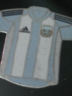 เข็มกลัด ฟุตบอล ทีมชาติอาร์เจนติน่า - HOME KIT ฟุตบอลโลก 2002 ใหม่ / ARGENTINA Football Club Pin - HOME KIT WORLD CUP 2002 NEW