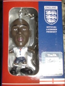 พวงกุญแจ ตุ๊กตาโมเดลนักฟุตบอล ซ.แคมป์เบลล์ ทีมชาติอังกฤษ โครินเธียน ไมโครสตาร์ - 2004 ใหม่ / S.CAMPBELL ENGLAND National Football Team Corinthian MicroStars Football Figure Key Ring - 2004 NEW
