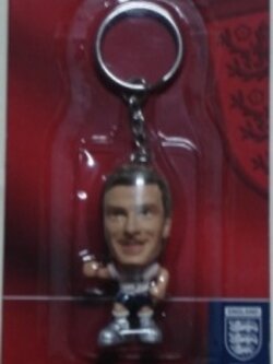 พวงกุญแจ ตุ๊กตาโมเดลนักฟุตบอล ด.เบ็คแฮม ทีมชาติอังกฤษ โครินเธียน ไมโครสตาร์ - 2006 ใหม่ / D.BECKHAM ENGLAND National Football Team Corinthian MicroStars Football Figure Key Ring - 2006 NEW