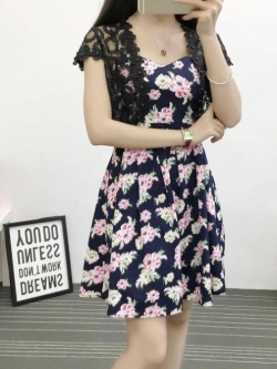 เสื้อคลุมชุดราตรีลูกไม้ลายดอกไม้ สีดำ แต่งเกสรมุกสวยหรู