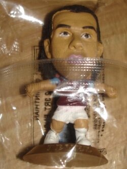 ตุ๊กตาโมเดลนักฟุตบอล ค.เตเบซ สโมสรเวสต์แฮม ยูไนเต็ด โครินเธียน ไมโครสตาร์ - Series 15/2006 Gold Base - MC9907 ใหม่ / C.TEVEZ WESTHAM UNITED Football Club Corinthian MicroStars Football Figure - Series 15/2006 Gold Base - MC9907 NEW