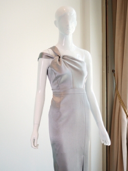 พร้อมเช่า ชุดเดรส ไหล่เดียว ผ้าดัชเชส แพทเทินเก๋ กระโปรงผ่าหน้า สีเทา