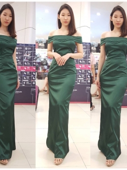 พร้อมเช่า ชุดเดรส ไหล่ปาดเว้าหัวใจ ผ่าข้าง ผ้าดัชเชส สีเขียว