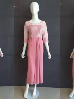 พร้อมเช่า ชุดไทยคุณแม่ เดรสเสื้อลูกไม้ เดรสยาว เรียบหรู สีกลีบบัว