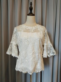 พร้อมเช่า เสื้อลูกไม้สีขาว คอกลม แขนสามส่วนแต่งระบาย ซิปหลัง (เฉพาะเสื้อ)