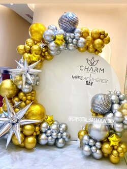 Organic Backdrop ฉากกลม ขนาด 2x2 เมตร Theme สีทองโครเมี่ยม-เงินโครเมี่ยม พร้อม ประดับฟอยล์ตกแต่ง พร้อมตกแต่ง สามารถเปลี่ยนสีลูกโป่ง/เปลี่ยนข้อความ/เปลี่ยนฟอยล์ตกแต่งได้