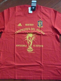 เสื้อที-เชิ๊ต (เสื้อยืดคอกลม) ฟุตบอล ทีมชาติสเปน ชุดที่ระลึก แชมป์ฟุตบอลโลก 2010 ใหม่ L-Size / SPAIN Football T-Shirt Commemorative Kit FIFA WORLD CHAMPIONS 2010 Jersey NEW L-Size