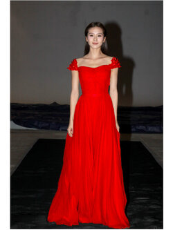 พร้อมเช่า ชุดราตรียาว สี แดง จับเดรปอกรูปหัวใจ ไหล่แต่งดอกไม้ 3 มิติสวยหวาน