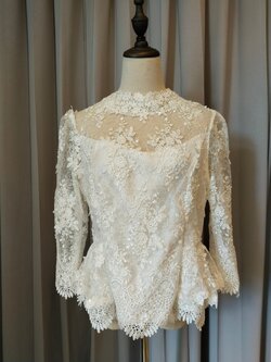 พร้อมเช่า เสื้อลูกไม้สีขาว คอปีน แขนยาว ซิปหลัง (เฉพาะเสื้อ)