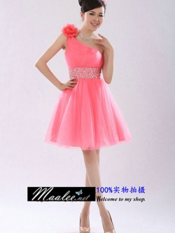 พร้อมเช่า ชุดราตรีสั้น บ่าเฉียง สีชมพูโอโรส อกจับจีบตีเกล็ด ประดับดอกกุหลาบบนไหล่ ปักเลื่อมหรูรอบเอว