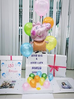 Surprise Box กล่องเซอร์ไพรส์อำลา Theme Peppa Pig ตัวใหญ่ พร้อมตกแต่ง สามารถใส่รูปได้ 2 ใบ สามารถเปลี่ยนสีลูกโป่ง/เปลี่ยนฟอยล์การ์ตูน/เปลี่ยนข้อความได้