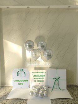 Surprised box กล่องเซอร์ไพรส์รับปริญญา พร้อม ลูกโป่ง 4 ลูก พร้อมตกเเต่ง สามารถใส่รูปได้ 2 ใบ สามารถเปลี่ยนสีลูกโป่ง/เปลี่ยนสีข้อความได้